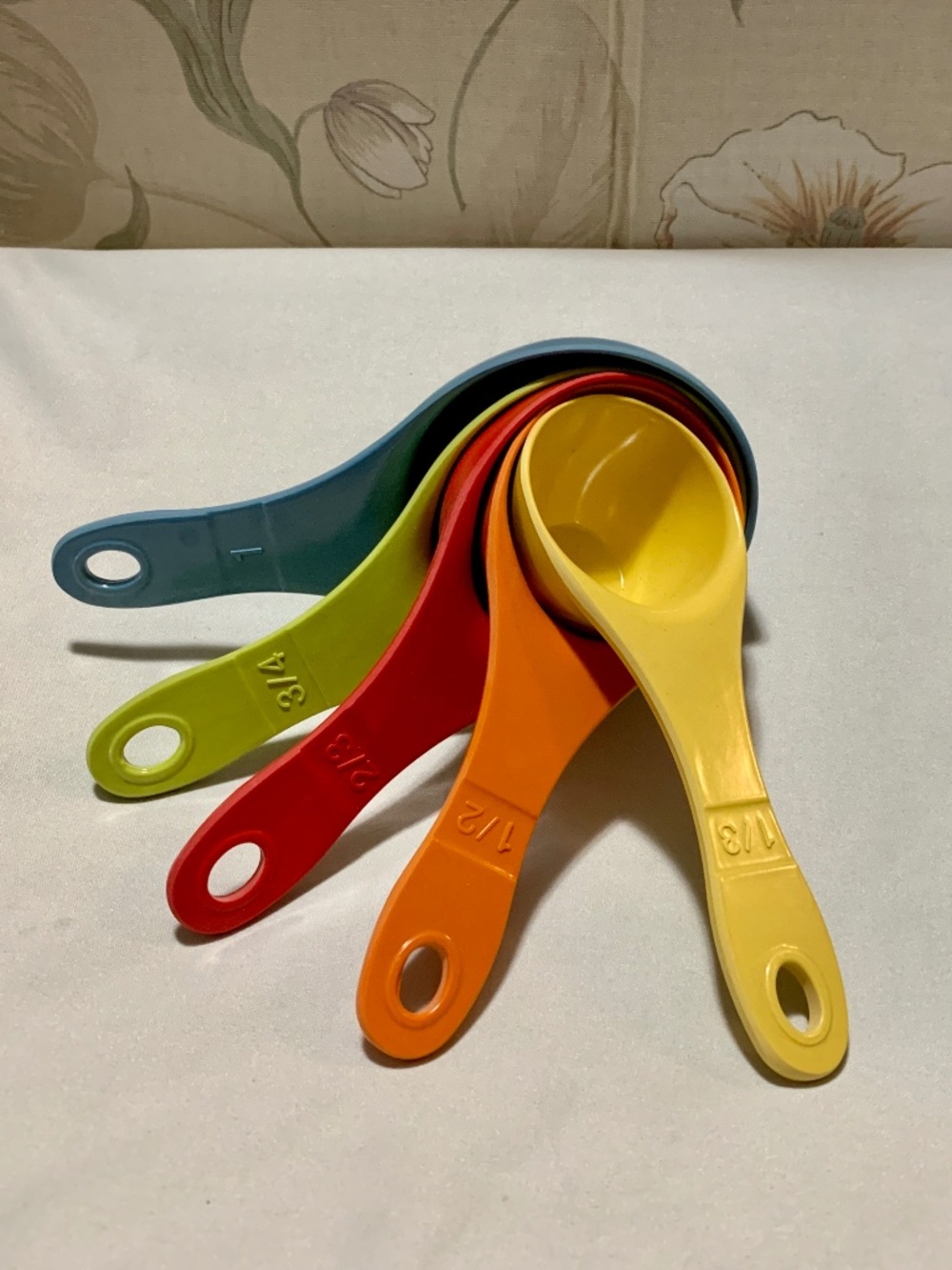 Colorful 5Pc Resin Measuring Set - 1/3 cup, 1/2 cup, 2/3 cup, 3/4 cup, and 1 cup